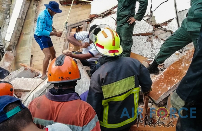 SLAF Fire Fighters Rush to Assist in the Rescue Mission of the Collapsed Building in Kandy