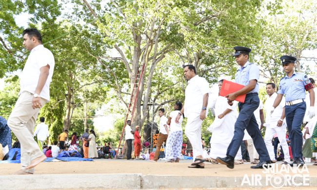 NEW
ENTRANCE BRIDGE FOR RUHUNU MAHA KATHARAGAMA DEWALAYA REACHES COMPLETION