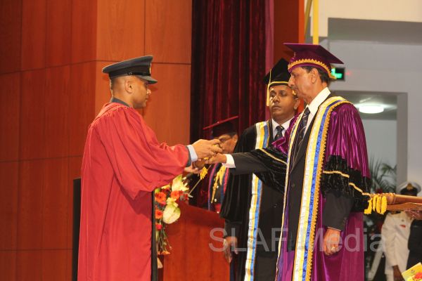 ஜெனரல் சர் ஜோன் கொத்தலாவல பாதுகாப்பு பல்கலைக்கழகத்தின் பட்டமளிப்பு விழா