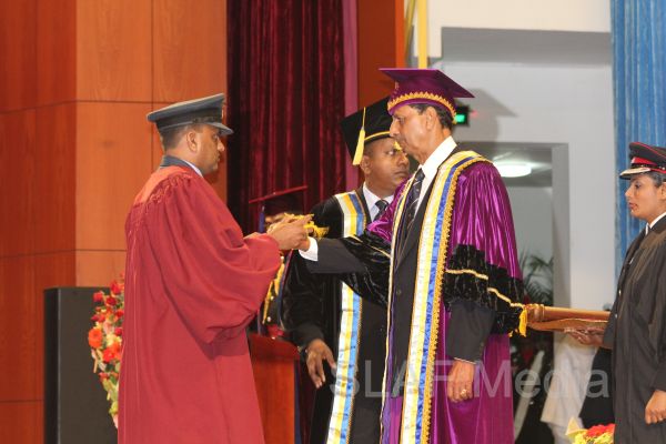 ஜெனரல் சர் ஜோன் கொத்தலாவல பாதுகாப்பு பல்கலைக்கழகத்தின் பட்டமளிப்பு விழா