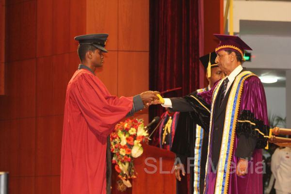 ஜெனரல் சர் ஜோன் கொத்தலாவல பாதுகாப்பு பல்கலைக்கழகத்தின் பட்டமளிப்பு விழா
