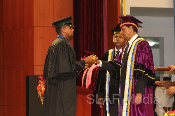 ஜெனரல் சர் ஜோன் கொத்தலாவல பாதுகாப்பு பல்கலைக்கழகத்தின் பட்டமளிப்பு விழா