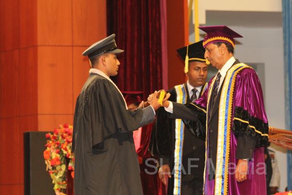 ஜெனரல் சர் ஜோன் கொத்தலாவல பாதுகாப்பு பல்கலைக்கழகத்தின் பட்டமளிப்பு விழா