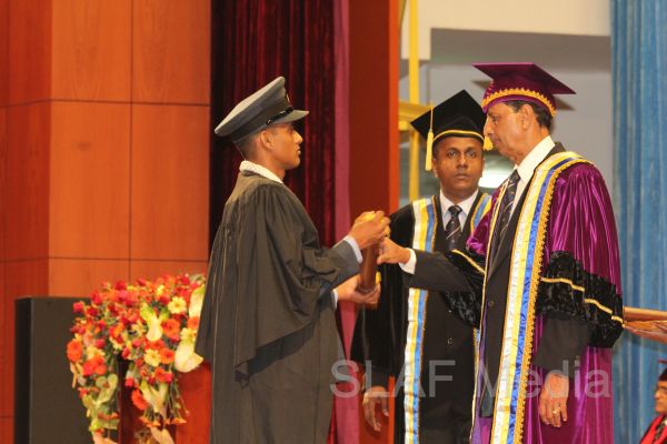 ஜெனரல் சர் ஜோன் கொத்தலாவல பாதுகாப்பு பல்கலைக்கழகத்தின் பட்டமளிப்பு விழா