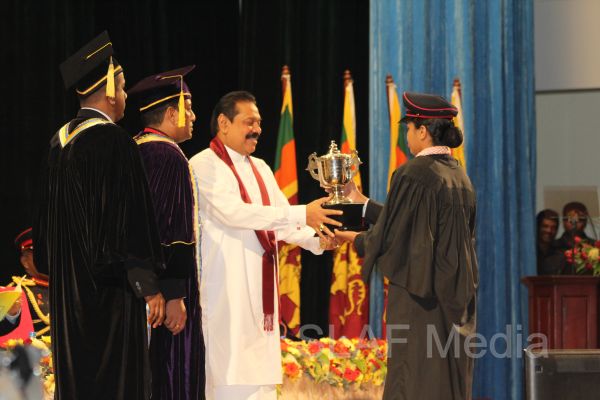 ஜெனரல் சர் ஜோன் கொத்தலாவல பாதுகாப்பு பல்கலைக்கழகத்தின் பட்டமளிப்பு விழா
