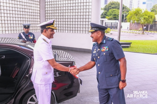 VICE CHANCELLOR OF KOTELAWALA DEFENCE UNIVERSITY CALLS ON THE COMMANDER OF THE AIR FORCE