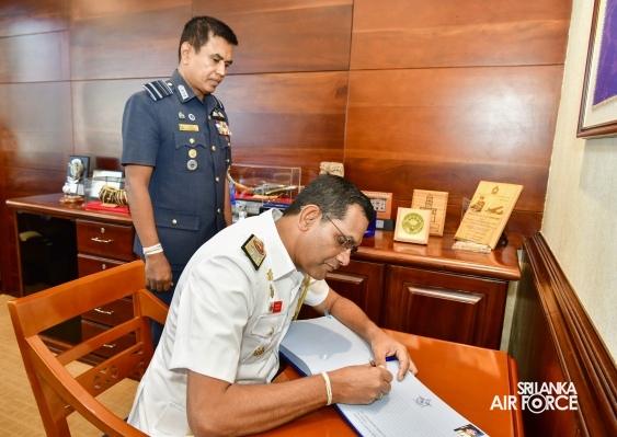 VICE CHANCELLOR OF KOTELAWALA DEFENCE UNIVERSITY CALLS ON THE COMMANDER OF THE AIR FORCE