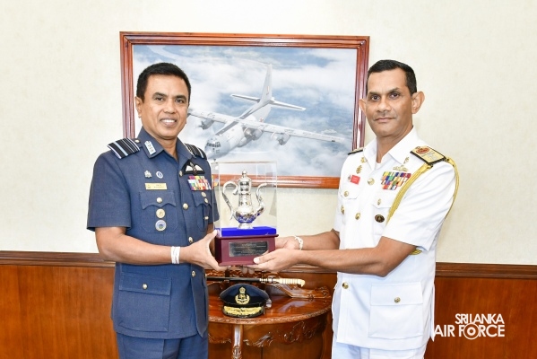 VICE CHANCELLOR OF KOTELAWALA DEFENCE UNIVERSITY CALLS ON THE COMMANDER OF THE AIR FORCE