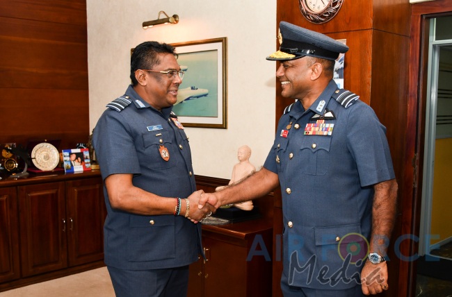 Vice Chancellor of the General Sir John Kothalawala Defence University Calls on Commander