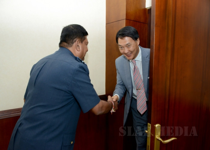 Korean Ambassador Calls on Commander