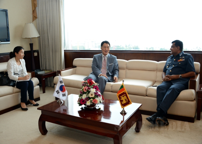 Korean Ambassador Calls on Commander