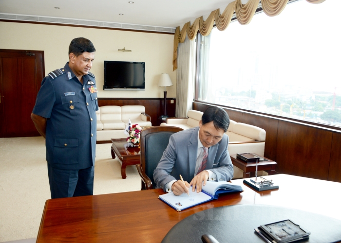 Korean Ambassador Calls on Commander