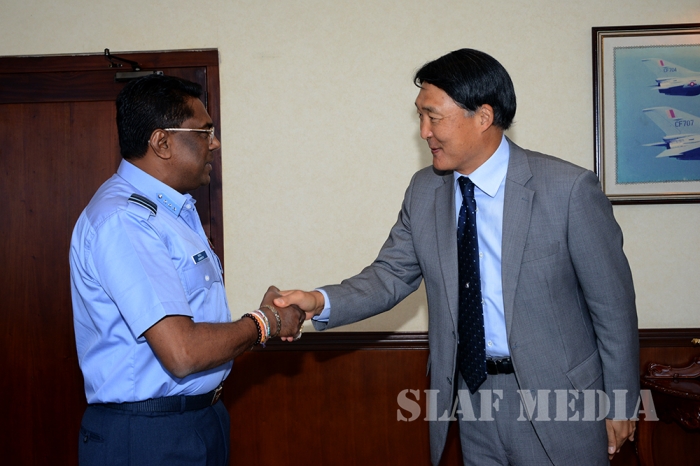 Korean Ambassador Calls on Commander