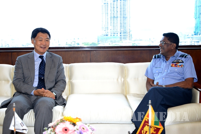 Korean Ambassador Calls on Commander