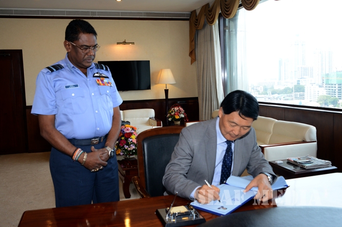 Korean Ambassador Calls on Commander