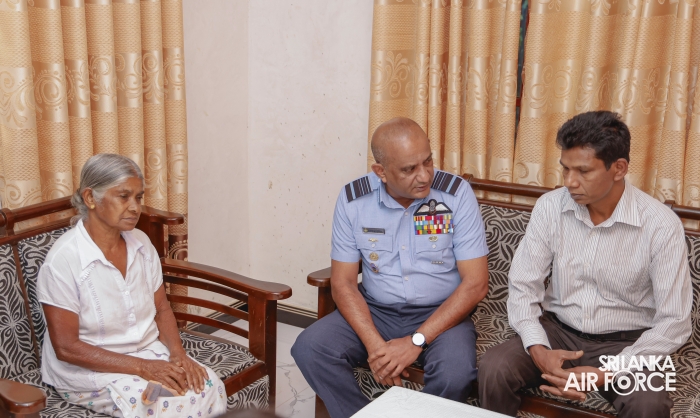 AIR CHIEF
PAYS LAST RESPECTS TO FALLEN SERVICEMEN