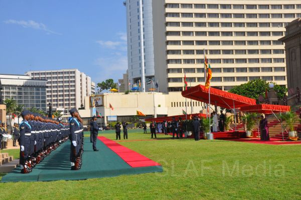 The President of Maldives accorded a guard of honour by SLAF
