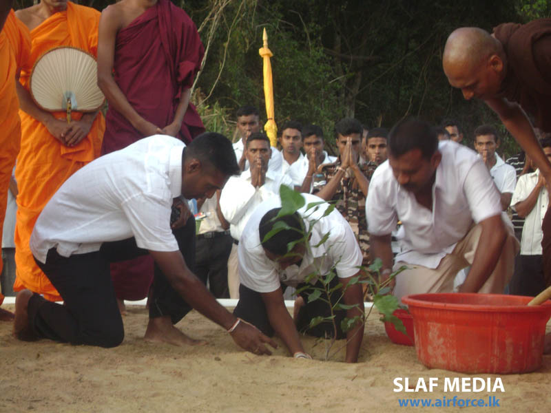 ගුවන් හමුදා මාමඩුව කදවුරේ සර්ව රාත්රික පිරිත් දේශණයක් ගුවන් හමුදා මාමඩුව කදවුරේ සර්ව රාත්රික පිරිත් දේශණයක්