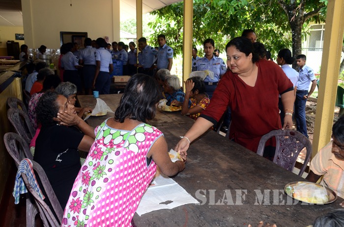 Sri Lanka Air Force Station Colombo visits ward No 3 of Mulleriyawa Hospital