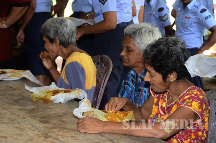 Sri Lanka Air Force Station Colombo visits ward No 3 of Mulleriyawa Hospital