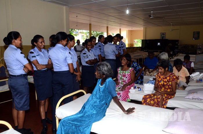 Sri Lanka Air Force Station Colombo visits ward No 3 of Mulleriyawa Hospital