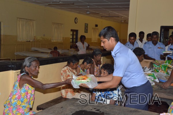 Visit to the Ward No 03 at Mulleriyawa Hospital by SLAF Base Anuradhapura