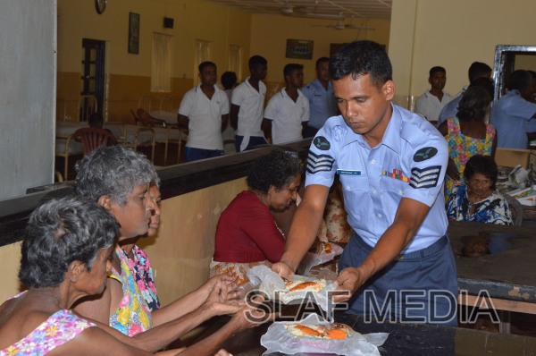 Visit to the Ward No 03 at Mulleriyawa Hospital by SLAF Base Anuradhapura