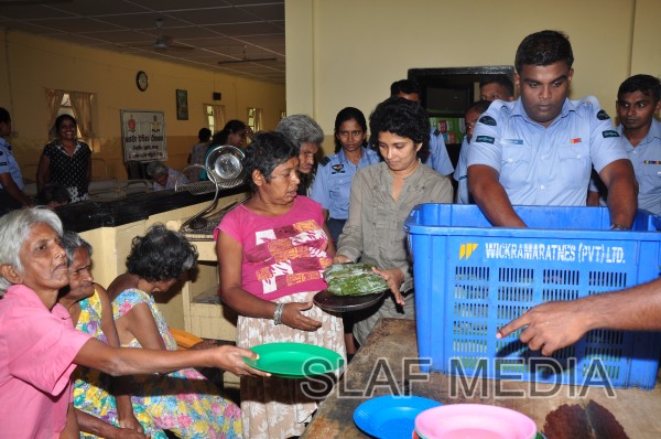 TTS Ekala visits ward No 3 of Mulleriyawa Hospital