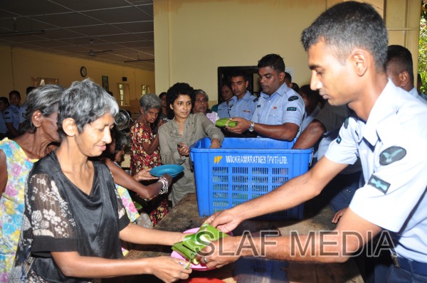 TTS Ekala visits ward No 3 of Mulleriyawa Hospital