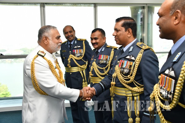 Outgoing Navy Commander Visits Air Force Headquarters