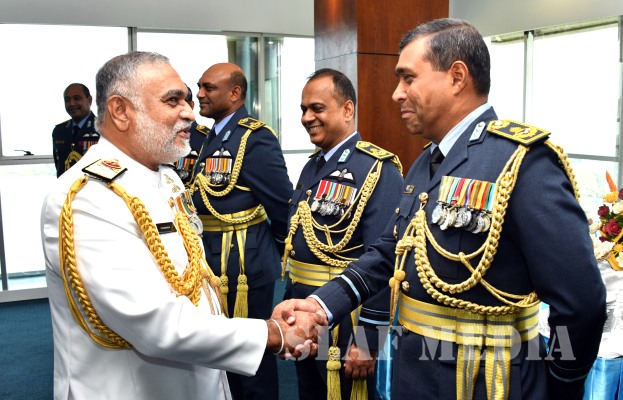 Outgoing Navy Commander Visits Air Force Headquarters