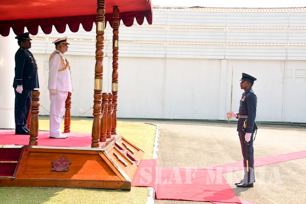 Outgoing Navy Commander Visits Air Force Headquarters