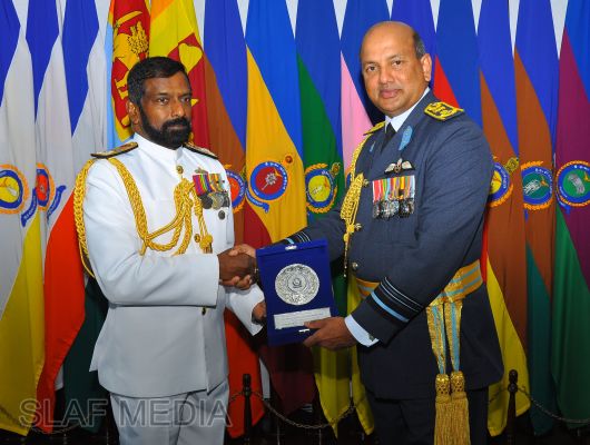 New Navy Chief Calls on the Commander of the Air Force