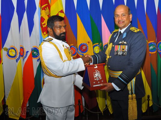 New Navy Chief Calls on the Commander of the Air Force