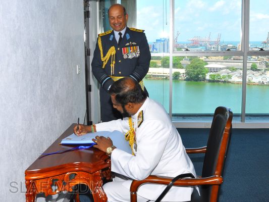 New Navy Chief Calls on the Commander of the Air Force