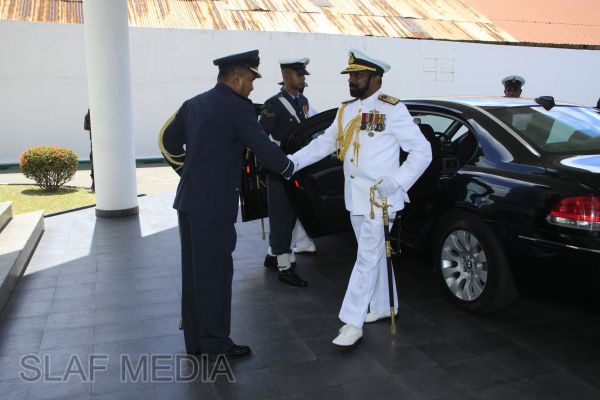 New Navy Chief Calls on the Commander of the Air Force