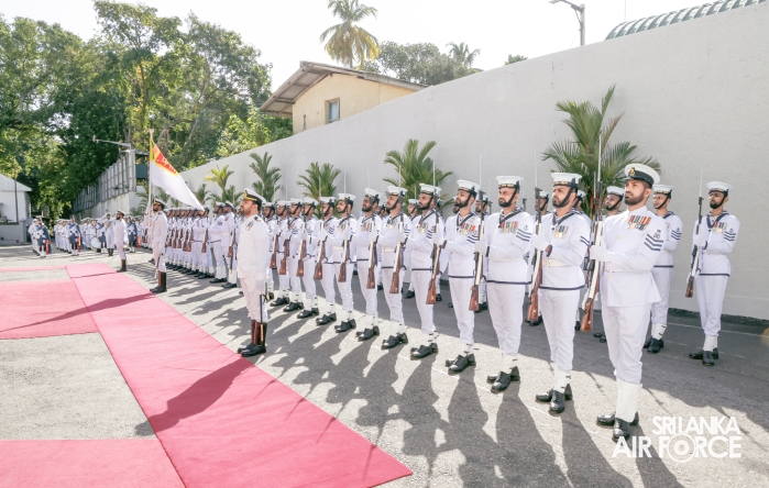 SLAF
COMMANDER CALLS ON THE COMMANDER OF THE NAVY
