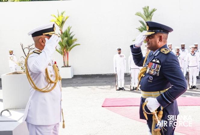 SLAF
COMMANDER CALLS ON THE COMMANDER OF THE NAVY