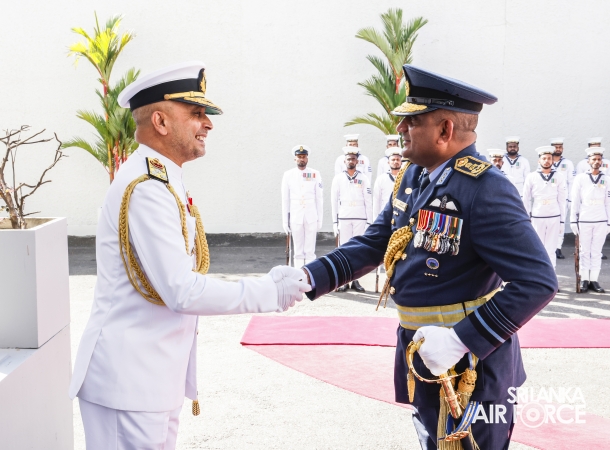 SLAF
COMMANDER CALLS ON THE COMMANDER OF THE NAVY