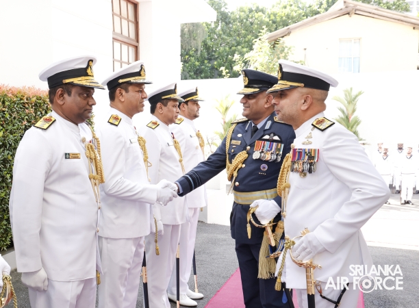 SLAF
COMMANDER CALLS ON THE COMMANDER OF THE NAVY