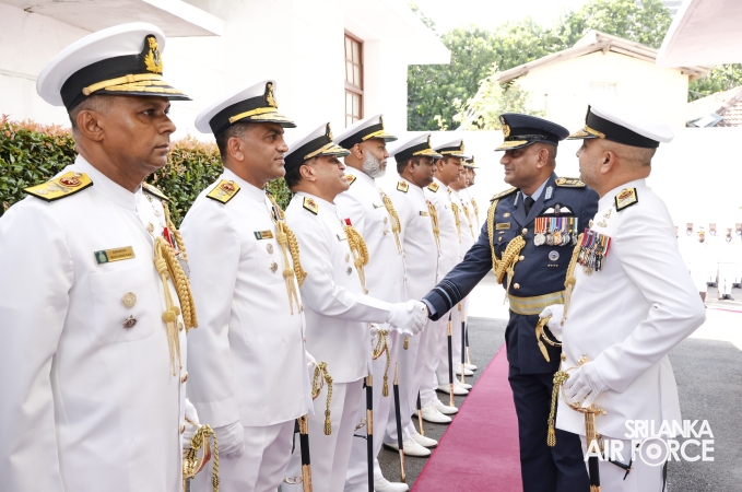 SLAF
COMMANDER CALLS ON THE COMMANDER OF THE NAVY