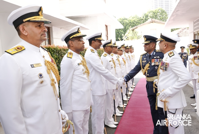 SLAF
COMMANDER CALLS ON THE COMMANDER OF THE NAVY