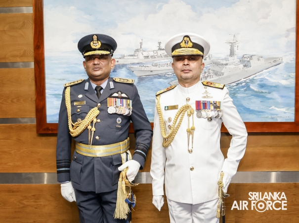 SLAF
COMMANDER CALLS ON THE COMMANDER OF THE NAVY