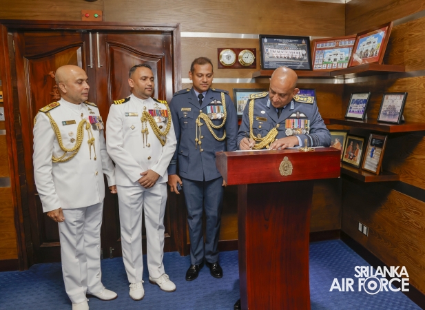 SLAF
COMMANDER CALLS ON THE COMMANDER OF THE NAVY