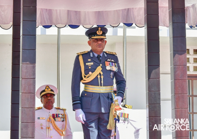 SLAF
COMMANDER CALLS ON THE COMMANDER OF THE NAVY