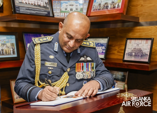 SLAF
COMMANDER CALLS ON THE COMMANDER OF THE NAVY