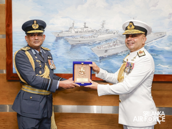 SLAF
COMMANDER CALLS ON THE COMMANDER OF THE NAVY