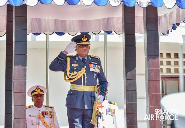SLAF
COMMANDER CALLS ON THE COMMANDER OF THE NAVY