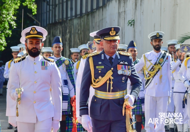 SLAF
COMMANDER CALLS ON THE COMMANDER OF THE NAVY