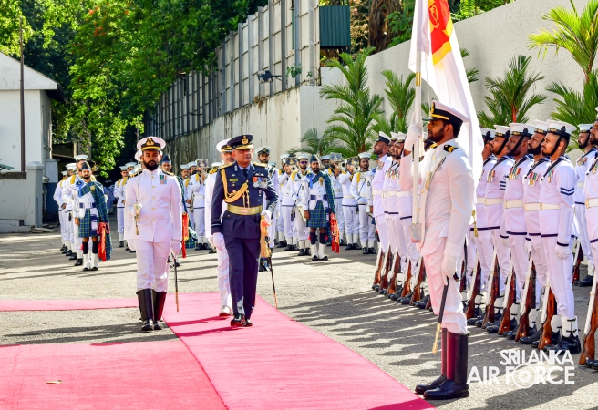 SLAF
COMMANDER CALLS ON THE COMMANDER OF THE NAVY